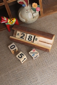 Gros plan de blocs de calendrier en bois vintage montrant la texture sur fond de lin