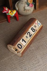 Détail du calendrier en blocs de bois rustique avec écorce naturelle sur toile