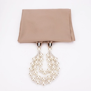 Detailansicht beige Chiffonschal mit mehrlagigem Kunstperlen-Halsketten-Accessoire