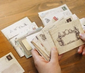 Dettaglio di un set di carta da lettere vintage con calligrafia antica e timbri retrò