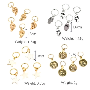Détails de bijoux de cheveux en métal avec pendentifs feuille, main, étoile et pièce