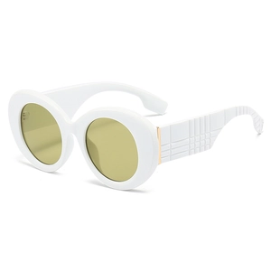 Lunettes de soleil rétro à monture large blanche avec branches à relief et verres jaunes