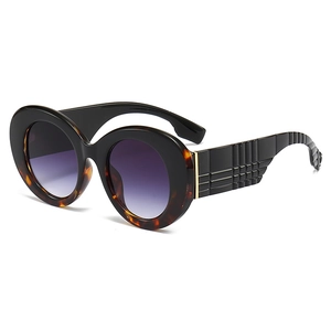 Lunettes de soleil rondes oversize tendance avec monture écaille et verres dégradés violets
