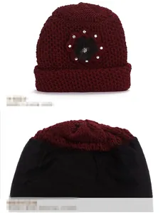 Détail du bonnet en tricot pour femme avec doublure chaude et fleur en cristal