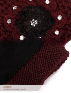 Détail du bonnet en tricot rouge avec fleur en cristal et doublure en polaire chaude