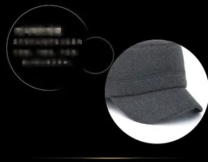 Détail des coutures et de la texture en feutre de laine gris foncé de la casquette plate