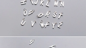 Détails macro des breloques alphabet en argent S925 de H à Z pour la création de bijoux