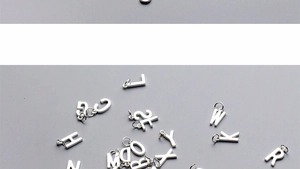 Gros plan de breloques lettres de l'alphabet en argent S925 pour bijoux DIY