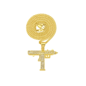 Détail du pendentif pistolet hip hop avec diamants brillants sur une chaîne cubaine dorée