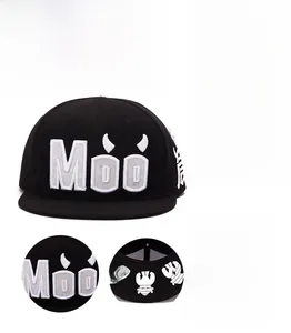 Détail de la casquette snapback noire avec broderie Moo blanche et motifs de cornes de diable