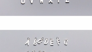 Gros plan détaillé de breloques lettres en argent sterling S925 poli pour bijoux DIY