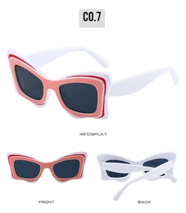 Vue triple des lunettes de soleil papillon blanches avec design superposé rose