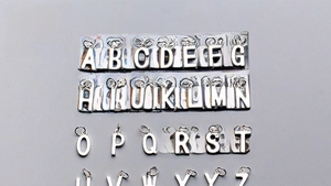 Vue détaillée du lot de pendentifs alphabet A-Z en argent S925 pour création de bijoux DIY
