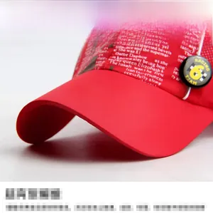 Détail d'une casquette enfant rouge avec imprimés noirs et badge latéral Racing Team