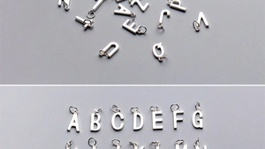 Vue macro détaillée des breloques lettres de l'alphabet en argent sterling S925 avec anneaux