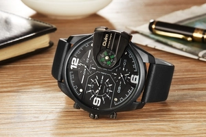 Vue de détail de la montre homme Oulm avec multi-cadrans et boussole sur bureau