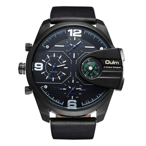Détail de la montre Oulm avec bracelet en cuir noir et boussole intégrée sur le cadran