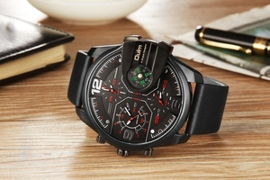 Vue macro d'une montre à quartz Oulm avec boussole sur un bureau en bois