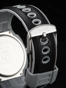 Dettagli del retro in acciaio inossidabile e marchio impermeabile 3ATM sull'orologio digitale