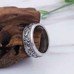 Fashionable men's titanium steel ring with vintage embossed patterns on silver metal