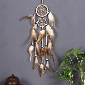 Atrapasueños artesanal con plumas marrones y blancas, aros dobles y cuentas naturales