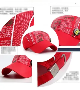 Détail de casquette de baseball rouge en maille avec badge racing et boucle métallique