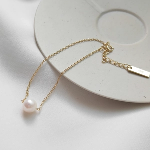 Elegant S925 sterling silver gold-plated bracelet with a round freshwater pearl charm