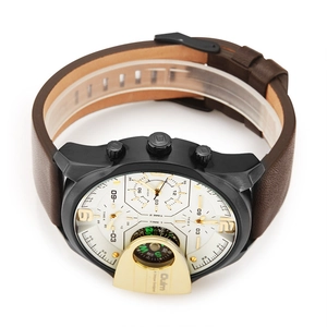 Gros plan sur la montre Oulm multi-fuseaux horaires avec quatre cadrans et boussole