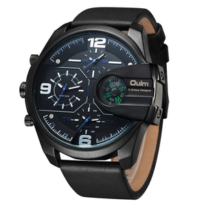 Détail de la montre Oulm à cadrans multiples avec boussole et bracelet en cuir noir texturé