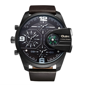 Détail du grand cadran de montre pour homme avec plusieurs fuseaux horaires et boussole