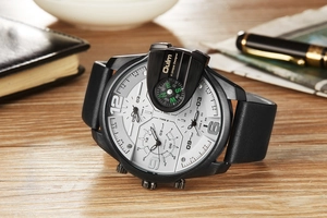 Vue détaillée d'une montre à quartz pour homme avec quatre fuseaux horaires et boussole