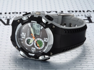 Vista macro dell'orologio sportivo OHSEN con doppio display, impermeabile 30M e LED