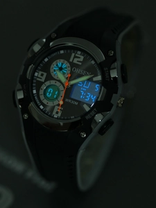 Dettaglio macro dell'orologio sportivo impermeabile con retroilluminazione LED blu e display duale