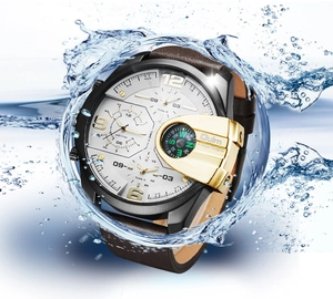 Détail de montre homme avec fuseaux horaires multiples, boussole et effet étanche aux éclats