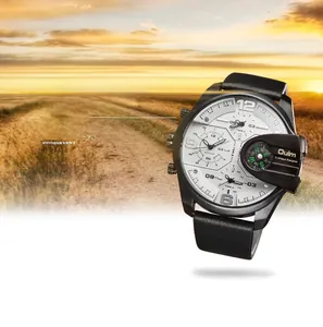 Détail de la montre Oulm multi-fuseaux avec boussole intégrée et bracelet en cuir noir