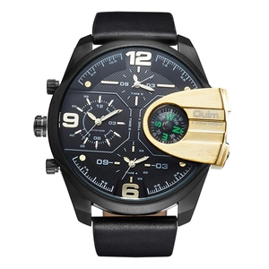 Détail de la montre Oulm oversize avec trois mouvements et couvercle de boussole intégré
