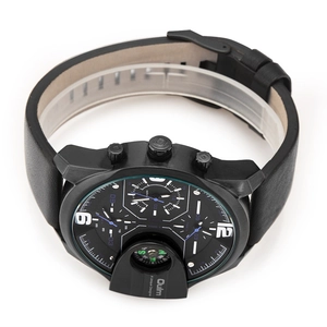 Vue détaillée d'une grande montre noire avec trois fuseaux horaires et boussole