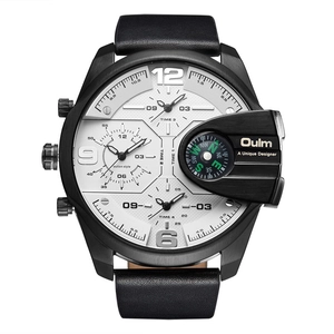 Vue détaillée d'une grande montre à quartz noire à cadrans multiples avec boussole
