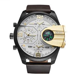 Détail de la montre Oulm à cadran géant avec triple fuseau horaire et boussole intégrée