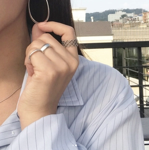 925 sterling silver woven mesh ring and simple band rings set for women on model