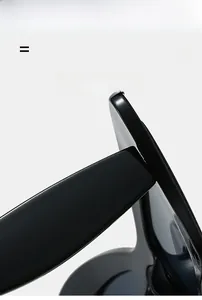 Détail de charnière de lunettes noires montrant un matériau de monture léger et souple