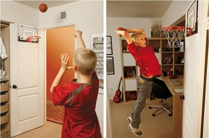 Actiefoto van een kind dat basketbal speelt met de mini indoor basketbalring set