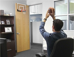 Actiefoto van een mini basketbalring voor binnen in een moderne kantooromgeving
