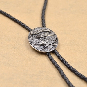 Makro-Detail des Bolo Tie aus Altsilber mit geprägtem Adler und American Pride Schrift