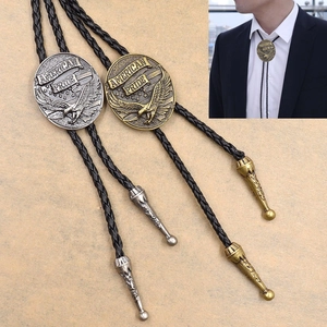 Detail der Vintage Bolo Tie mit Adler-Relief und geflochtener Lederkordel