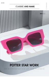 Détail des lunettes de soleil carrées roses avec monture épaisse en acétate