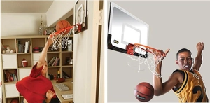 Actiefoto's van een kind dat dunkt op een mini-basketbalring bevestigd aan een binnendeur