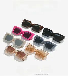 Détail de six paires de lunettes de soleil carrées en motifs marbre et tons néon