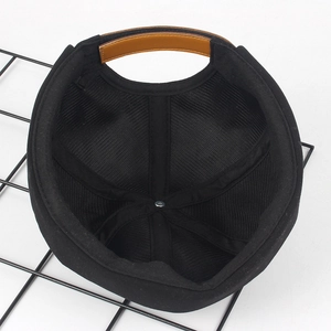 Bonnet docker noir en coton à six panneaux avec sangle de réglage en cuir marron