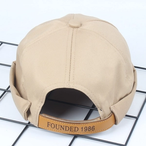 Détail du bonnet docker kaki avec sangle en cuir et broderie de lettres 1986 de près